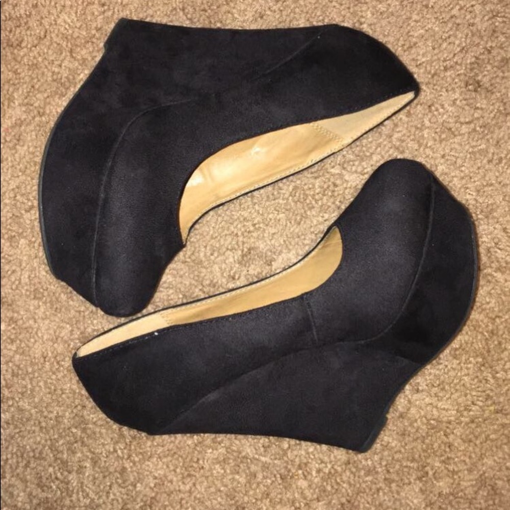 Black wedges